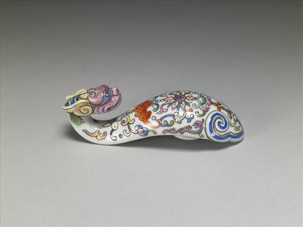 粉彩白地龍首帶鈎