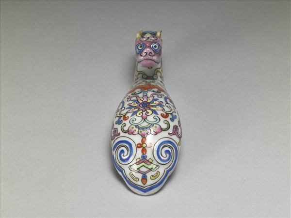 粉彩白地龍首帶鈎