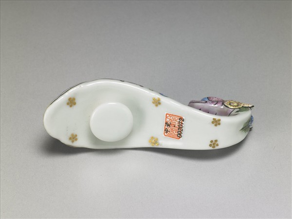 粉彩白地龍首帶鈎