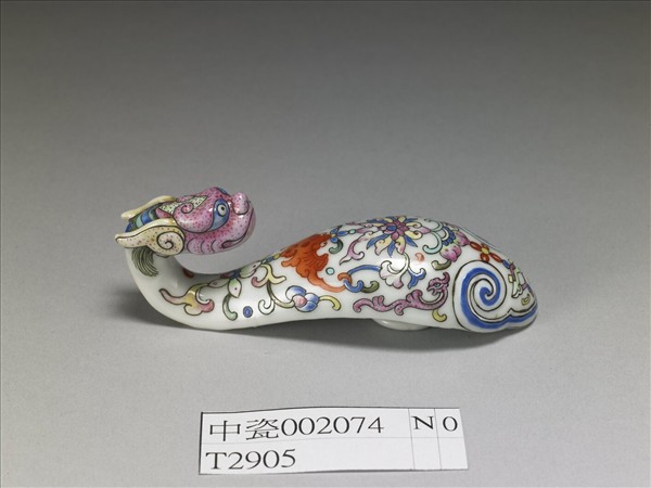 粉彩白地龍首帶鈎