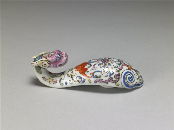 粉彩白地龍首帶鈎