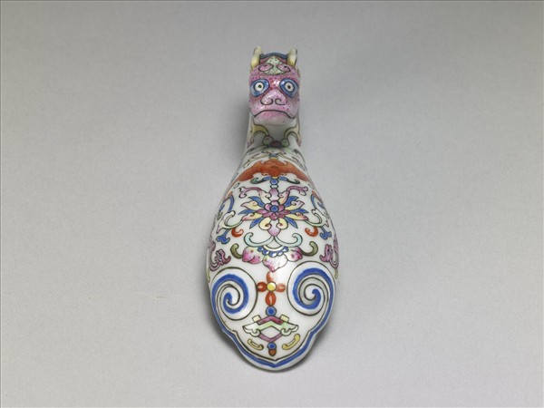 粉彩白地龍首帶鈎