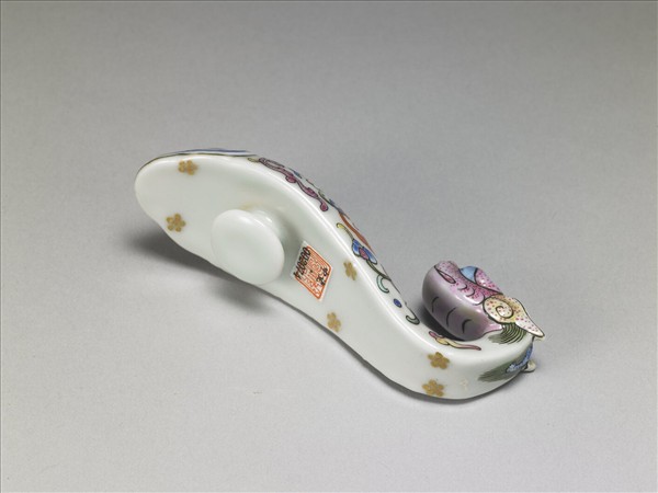 粉彩白地龍首帶鈎