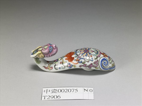 粉彩白地龍首帶鈎