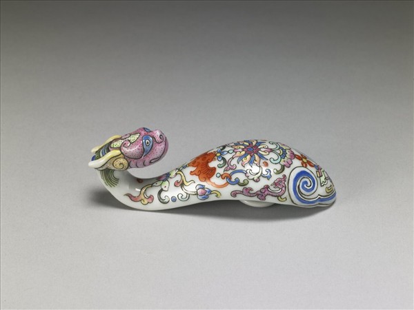 粉彩白地龍首帶鈎