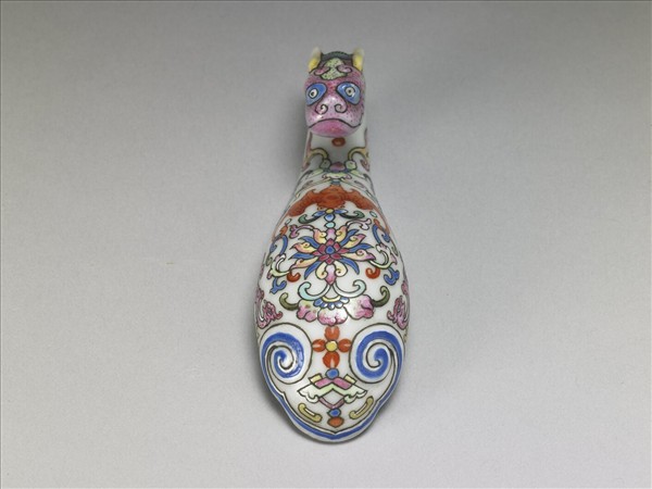 粉彩白地龍首帶鈎