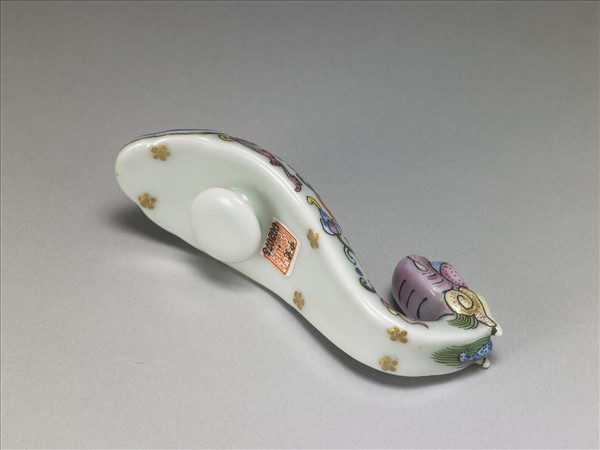 粉彩白地龍首帶鈎