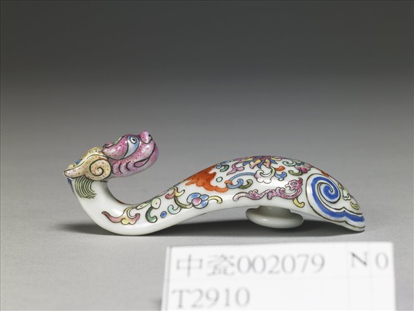 粉彩白地龍首帶鈎