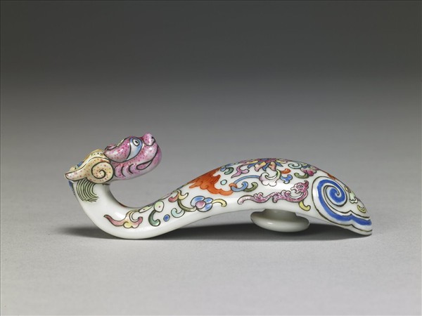 粉彩白地龍首帶鈎