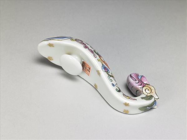 粉彩白地龍首帶鈎