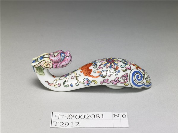 粉彩白地龍首帶鈎