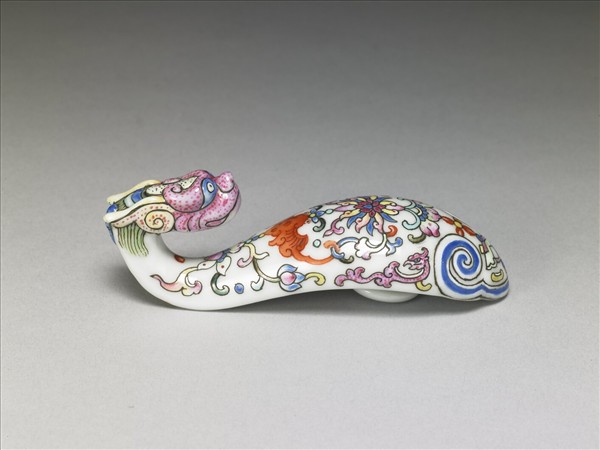 粉彩白地龍首帶鈎
