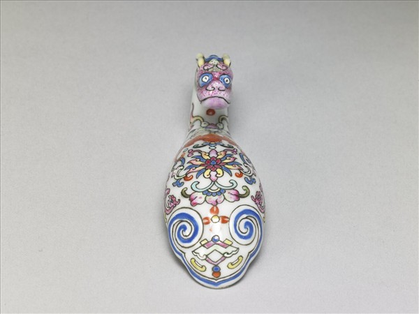 粉彩白地龍首帶鈎