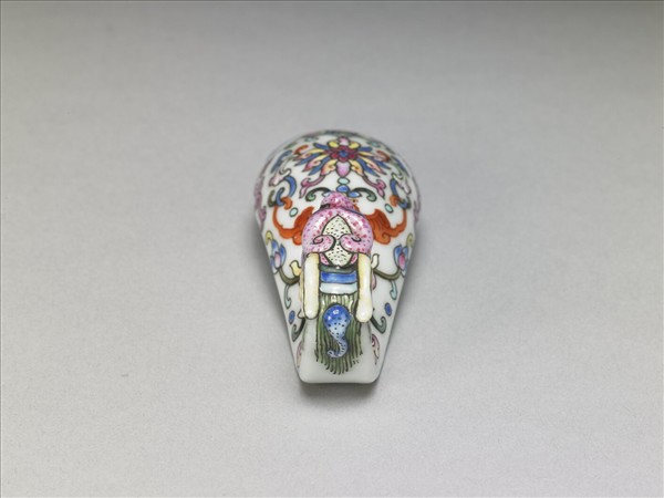 粉彩白地龍首帶鈎