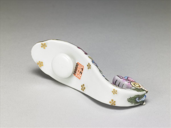 粉彩白地龍首帶鈎