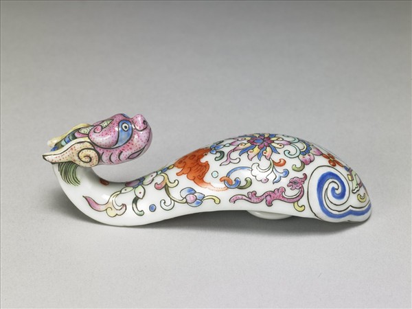 粉彩白地龍首帶鈎