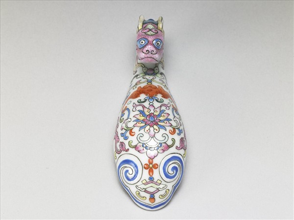 粉彩白地龍首帶鈎