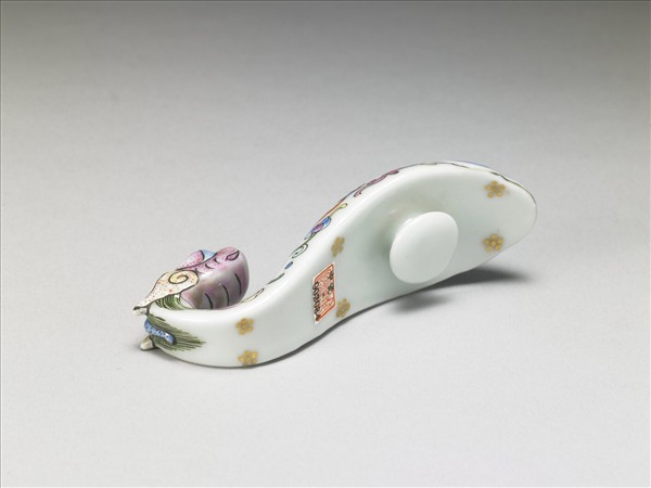 粉彩白地龍首帶鈎