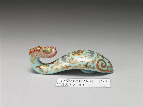 粉彩湖綠地福壽花卉紋龍首帶鈎