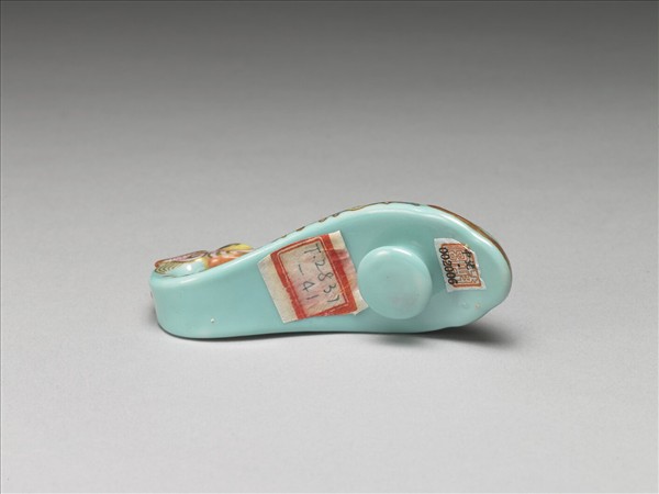 粉彩湖綠地福壽花卉紋龍首帶鈎