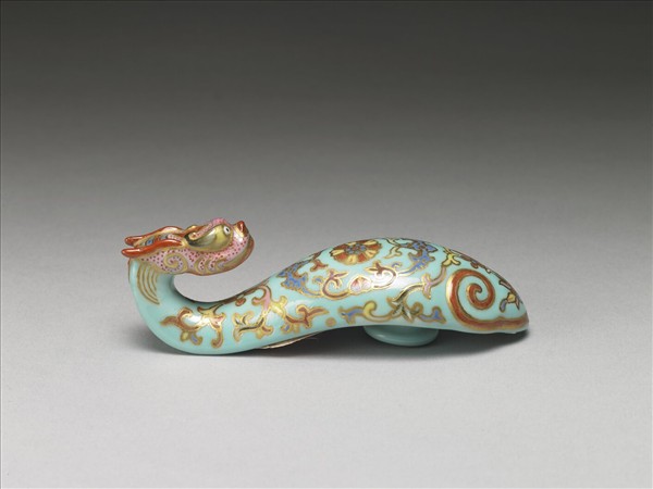 粉彩湖綠地福壽花卉紋龍首帶鈎