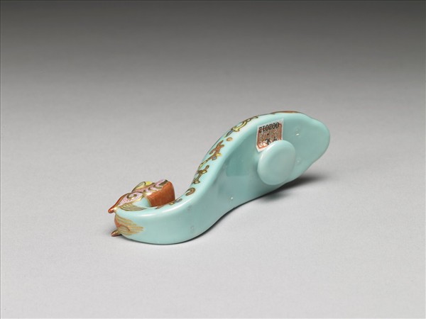 粉彩湖綠地福壽花卉紋龍首帶鈎