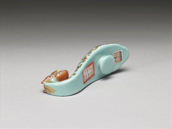 粉彩湖綠地福壽花卉紋龍首帶鈎