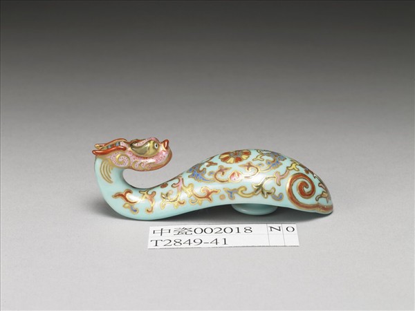 粉彩湖綠地福壽花卉紋龍首帶鈎
