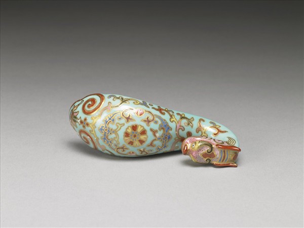 粉彩湖綠地福壽花卉紋龍首帶鈎