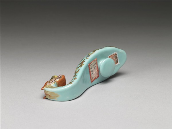 粉彩湖綠地福壽花卉紋龍首帶鈎