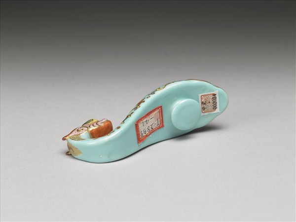 粉彩湖綠地福壽花卉紋龍首帶鈎