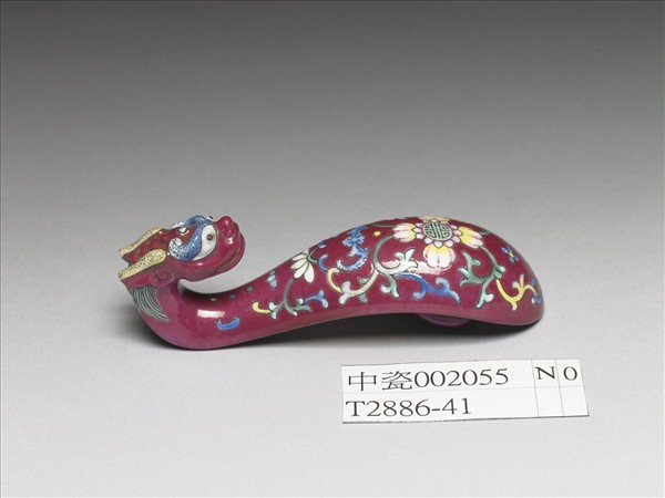 粉彩紅地龍首萬壽花卉紋帶鈎