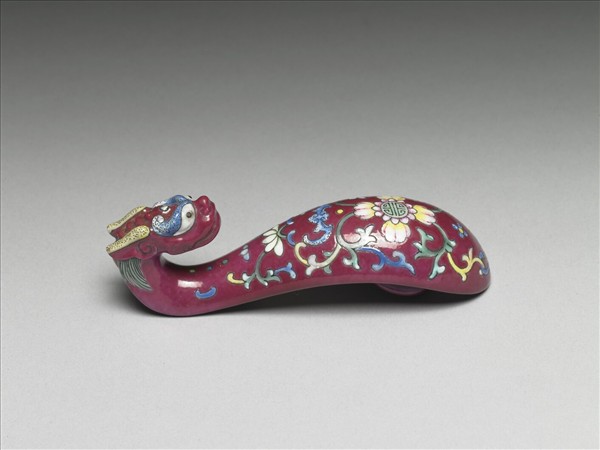 粉彩紅地龍首萬壽花卉紋帶鈎