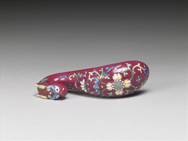 粉彩紅地龍首萬壽花卉紋帶鈎