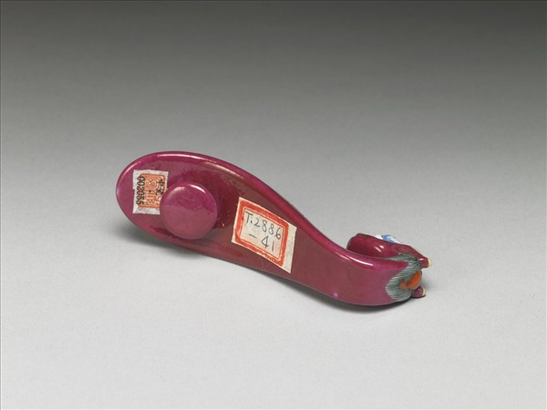 粉彩紅地龍首萬壽花卉紋帶鈎