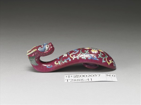 粉彩紅地龍首萬壽花卉紋帶鈎