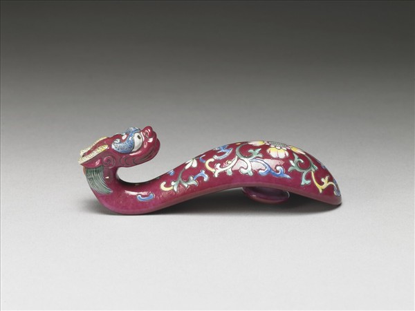 粉彩紅地龍首萬壽花卉紋帶鈎