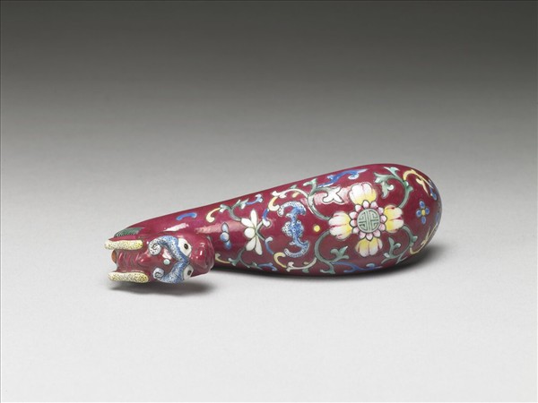 粉彩紅地龍首萬壽花卉紋帶鈎