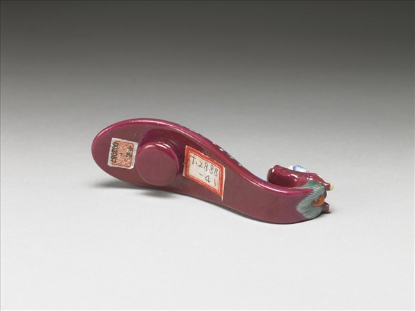 粉彩紅地龍首萬壽花卉紋帶鈎