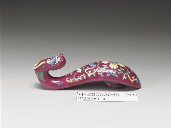 粉彩紅地龍首萬壽花卉紋帶鈎