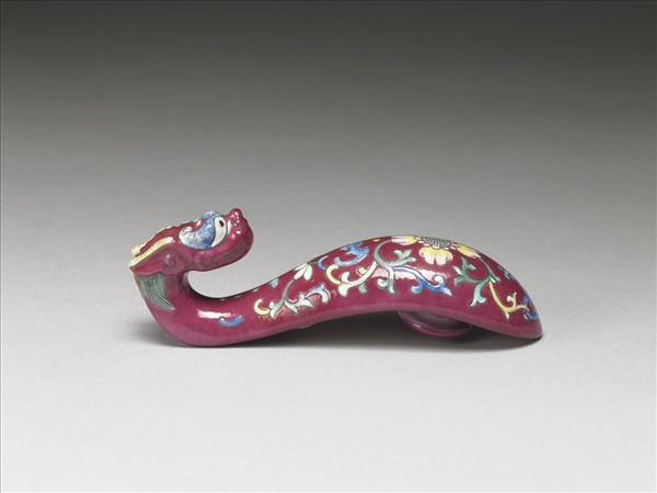 粉彩紅地龍首萬壽花卉紋帶鈎