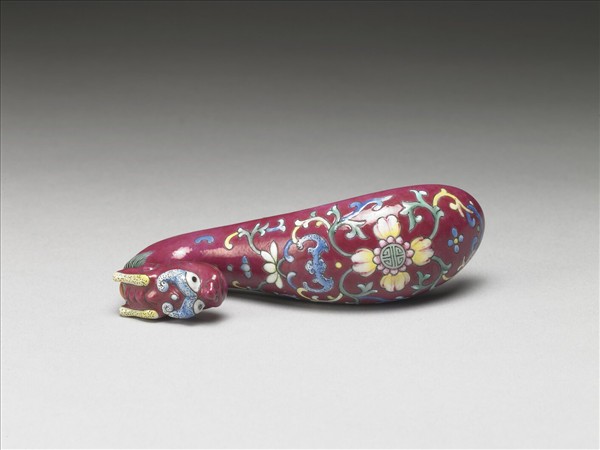 粉彩紅地龍首萬壽花卉紋帶鈎