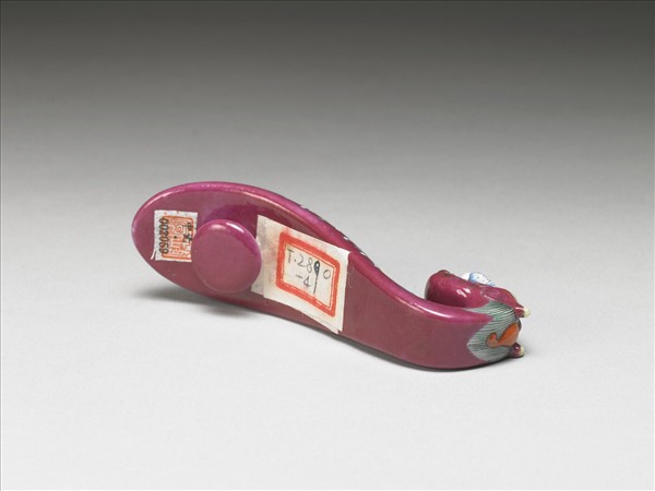 粉彩紅地龍首萬壽花卉紋帶鈎