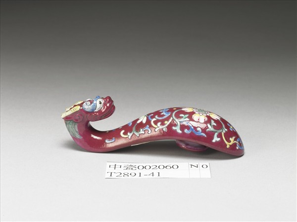 粉彩紅地龍首萬壽花卉紋帶鈎