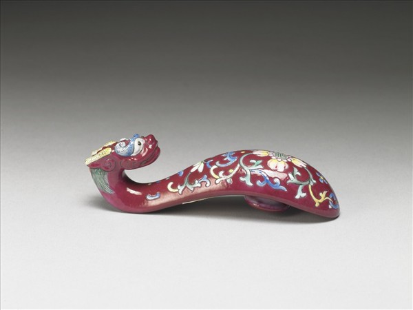 粉彩紅地龍首萬壽花卉紋帶鈎