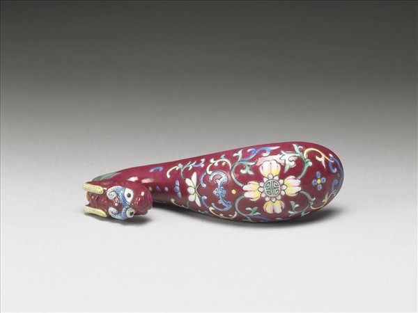 粉彩紅地龍首萬壽花卉紋帶鈎