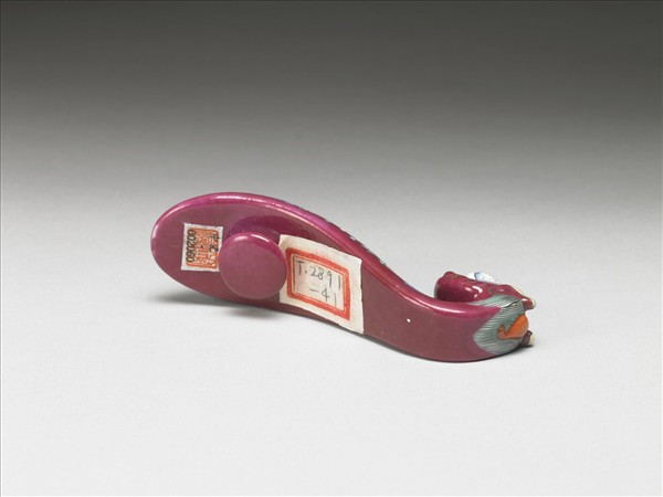 粉彩紅地龍首萬壽花卉紋帶鈎