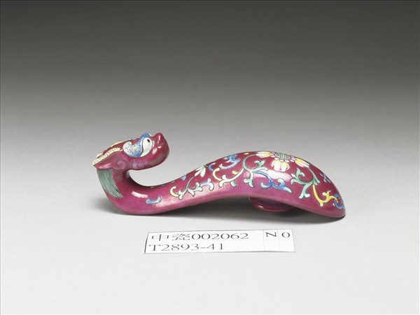 粉彩紅地龍首萬壽花卉紋帶鈎