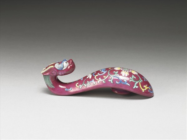 粉彩紅地龍首萬壽花卉紋帶鈎