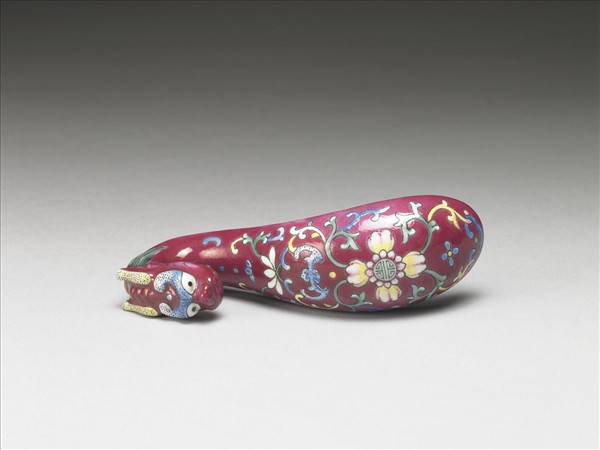 粉彩紅地龍首萬壽花卉紋帶鈎